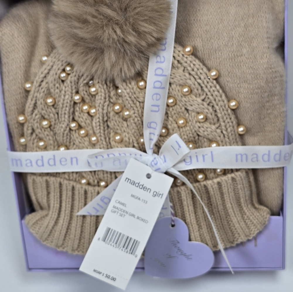 Madden Girl Womens JrKnit Hat & Scarf Beige Knit Beanie Cottagecore Pom-Pom Nw - Picture 3 of 4